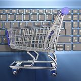 Carrito de compras miniatura sobre un teclado, representando ecommerce